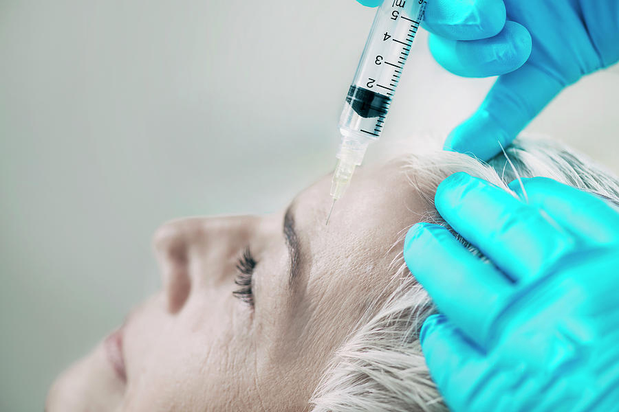 بوتاکس باعث افتادگی پوست میشود خانم مسن