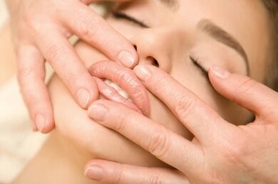 ماساژ لب جزء مراقبت های قبل و بعد تزریق ژل لب
