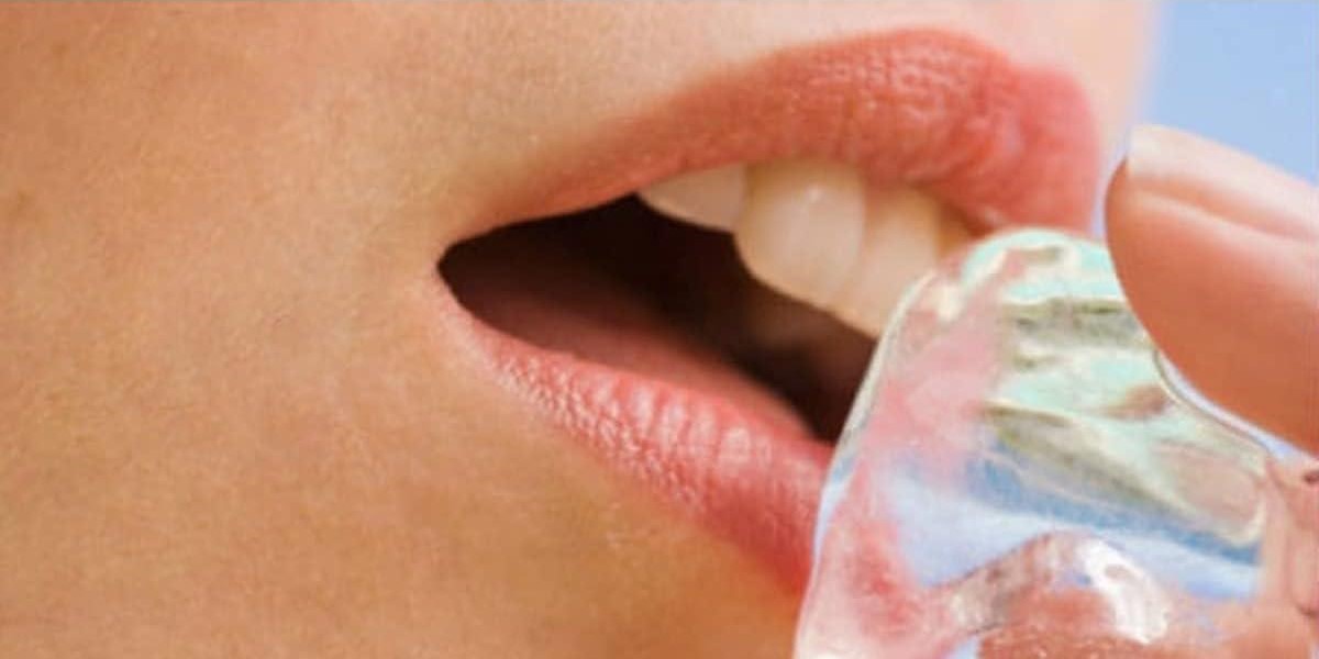 گذاشتن یخ در لب جزء مراقبت های قبل و بعد تزریق ژل لب